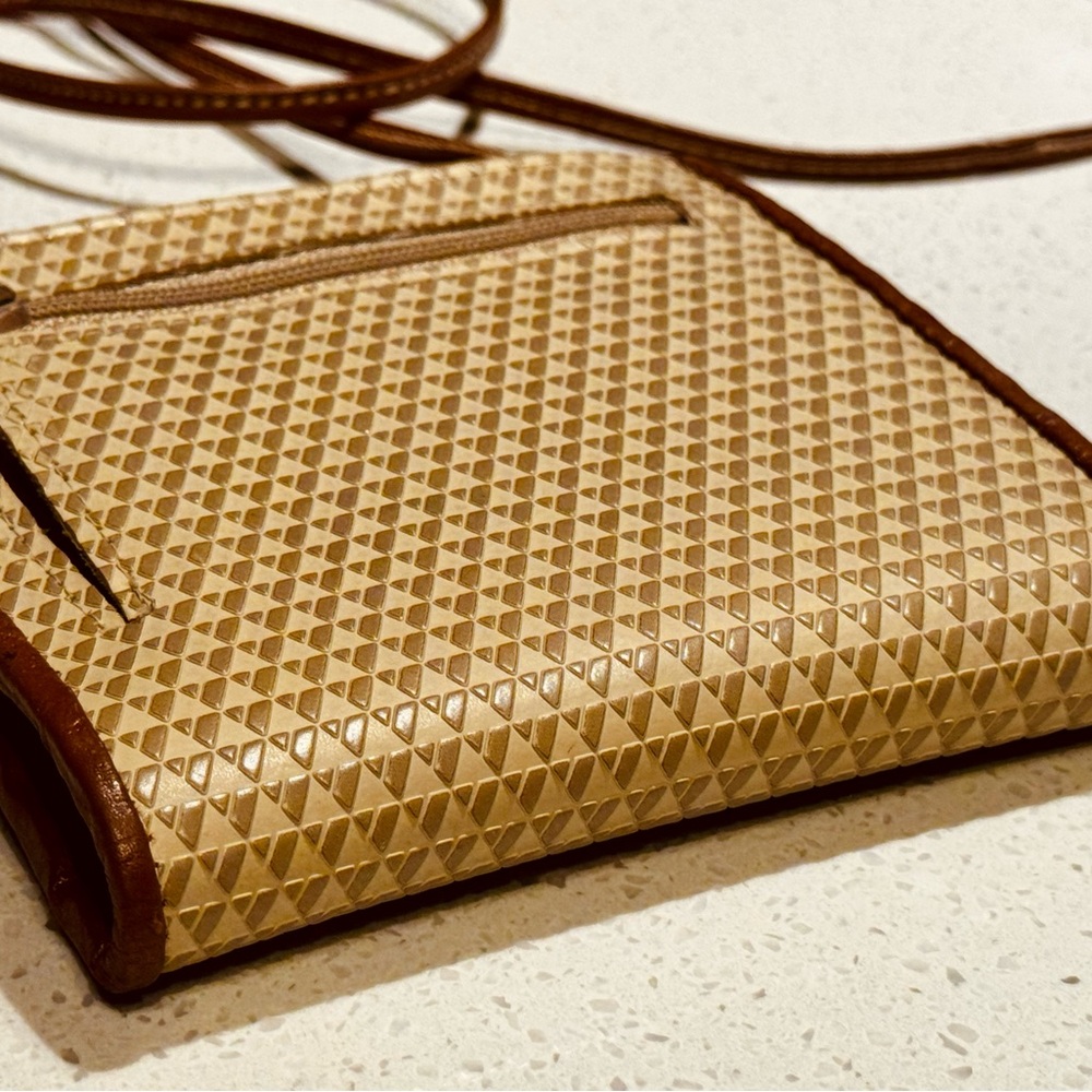 PRISTINE CONDITION - VINTAGE 1983 “Liz Claiborne Logo Crossbody Purse/Wallet” - Picture 8 of 9